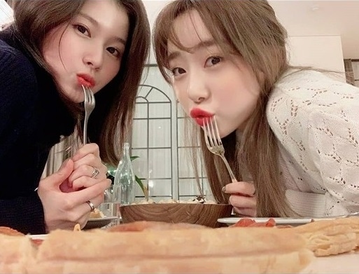 TWICE(トゥワイス)サナは社交的？優しくて天然という噂の性格を分析